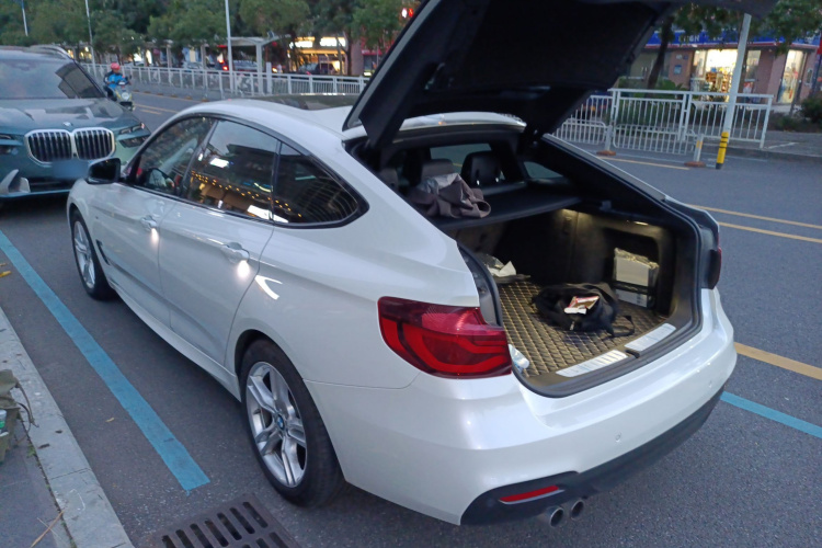 宝马3系GT 2019款 320i M运动套装车身外观4