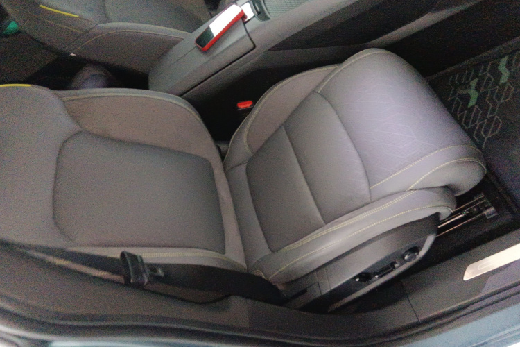 领克08 EM-P 2025款 220km 四驱性能Halo局部细节41