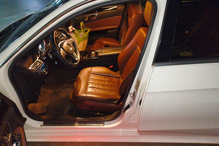 奔驰E级 2015款 E 260 L 运动豪华型中控内饰19