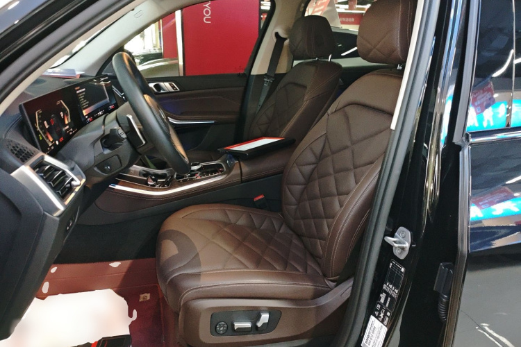 宝马X5 2023款 xDrive 30Li 尊享型M运动套装中控内饰19