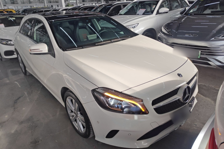 奔驰A级(进口) 2018款 A 200 动感型车身外观3