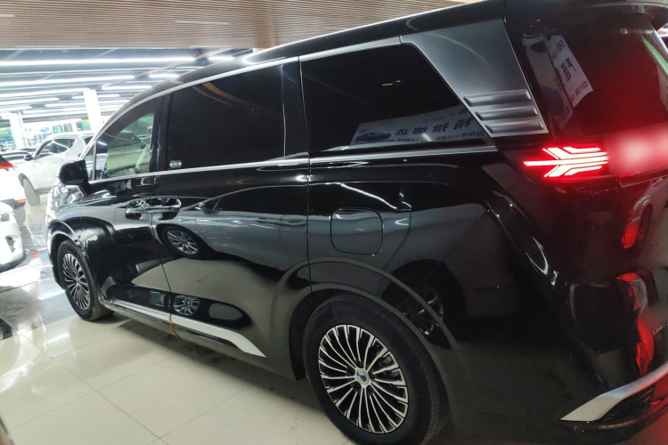 腾势D9 2022款 DM-i 970 四驱旗舰型车身外观4