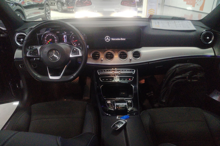 奔驰E级 2017款 E 200 运动型 4MATIC中控内饰12