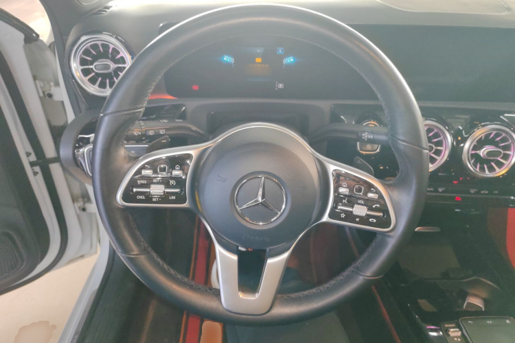 奔驰A级(进口) 2021款 A 200 动感型中控内饰13