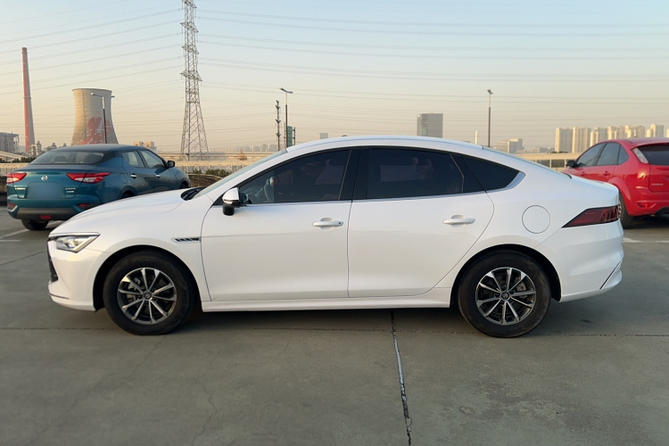 比亚迪 秦PLUS 2024款 荣耀版 DM-i 55KM领先型车身外观6008