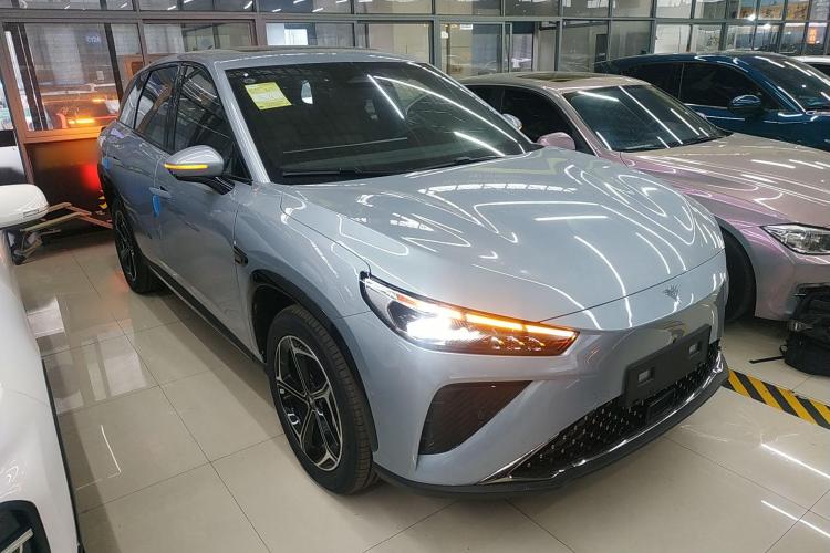 哪吒汽车 哪吒L 2024款 增程 310 闪充红衣版车身外观3