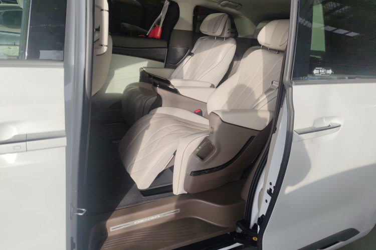 腾势D9 2022款 DM-i 1040 尊贵型中控内饰21