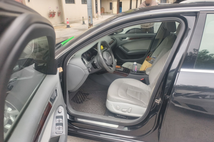 奥迪A4L 2013款 35 TFSI 自动舒适型中控内饰7003