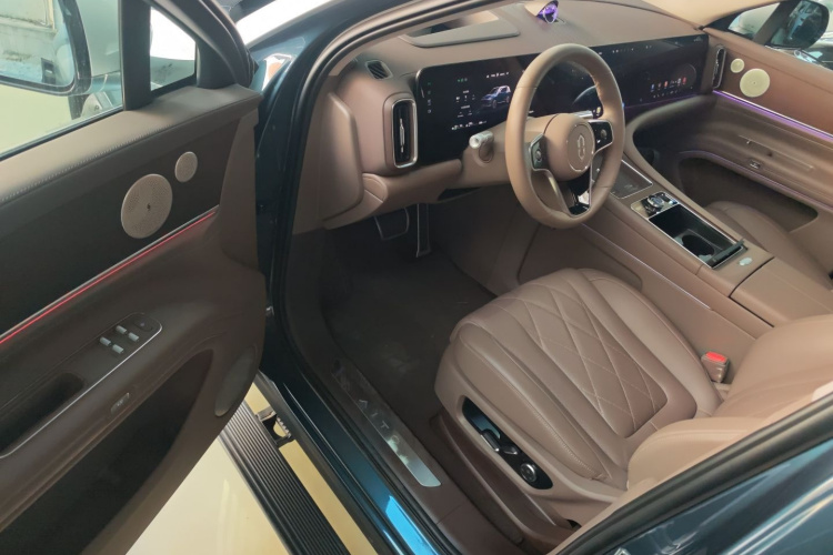 鸿蒙智行 问界M9 2024款 增程 Max版 42kWh 5座版中控内饰7003