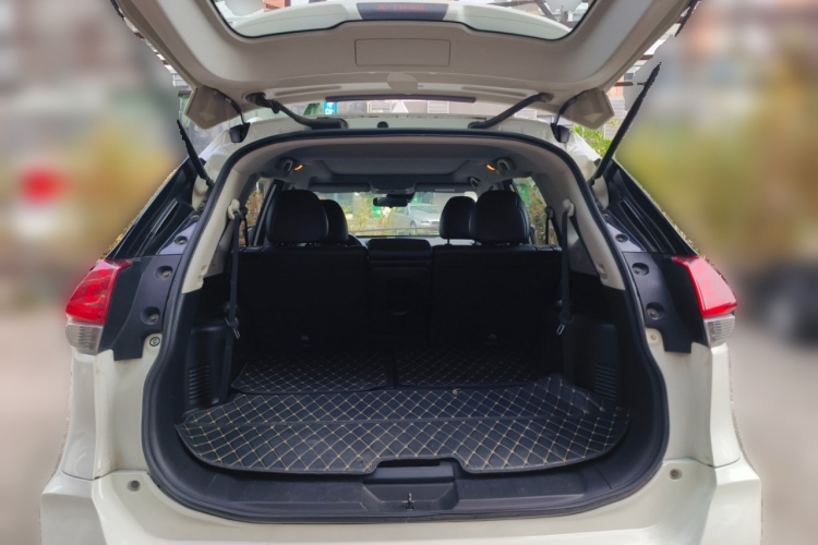 日产 奇骏 2019款 2.0L CVT智联七座舒适版 2WD中控内饰23