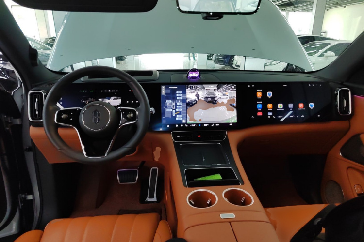 鸿蒙智行 问界M8 2025款 增程 Max+版 53.4kWh 5座版中控内饰12