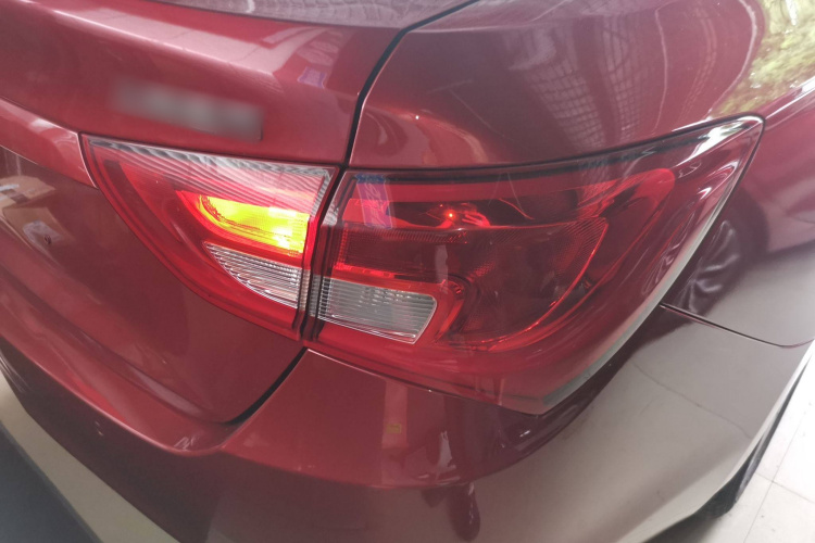 别克 英朗 2015款 15N 自动精英型车身外观9