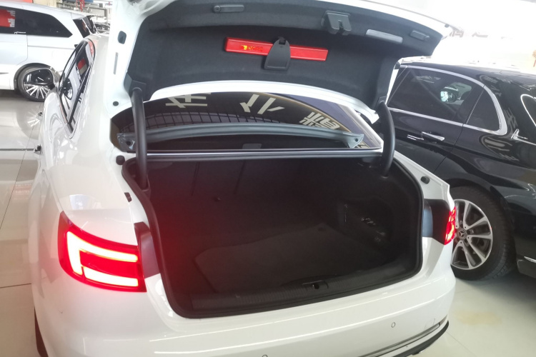 奥迪A4L 2019款 40 TFSI 进取型 国VI机舱底盘23