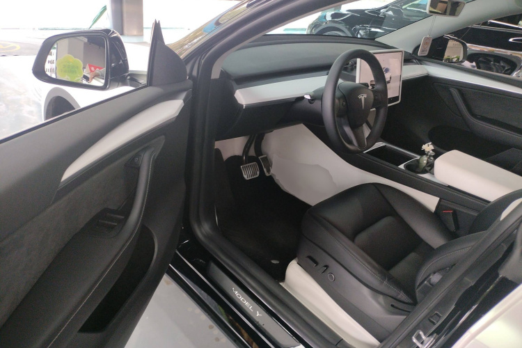 特斯拉 Model Y 2022款 改款 后轮驱动版中控内饰7003