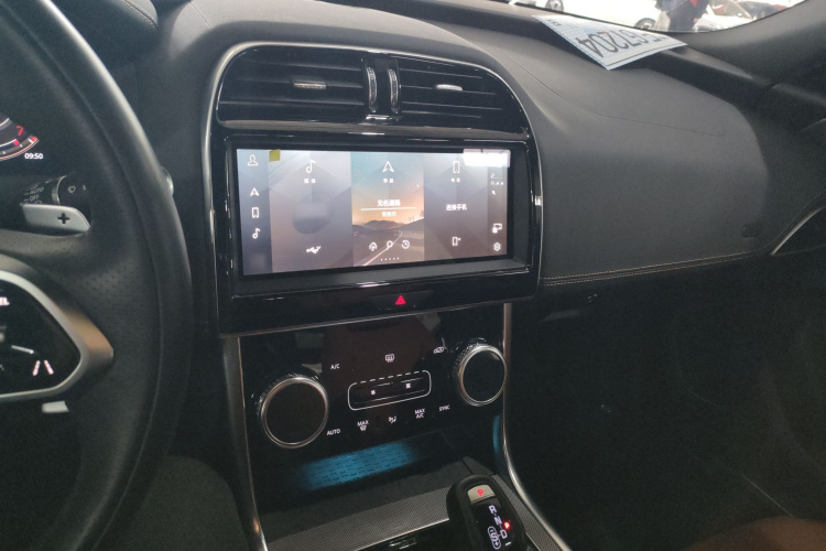 捷豹XEL 2022款 2.0T 250PS R-DYNAMIC S进取运动版中控内饰7002