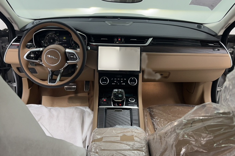 捷豹XFL 2025款 2.0T P250 两驱尊享豪华版中控内饰7001