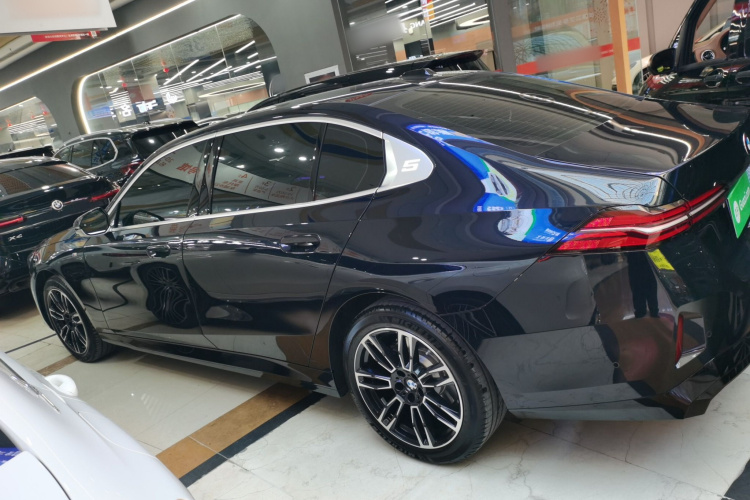 宝马5系 2025款 530Li 领先型 M运动套装车身外观6003