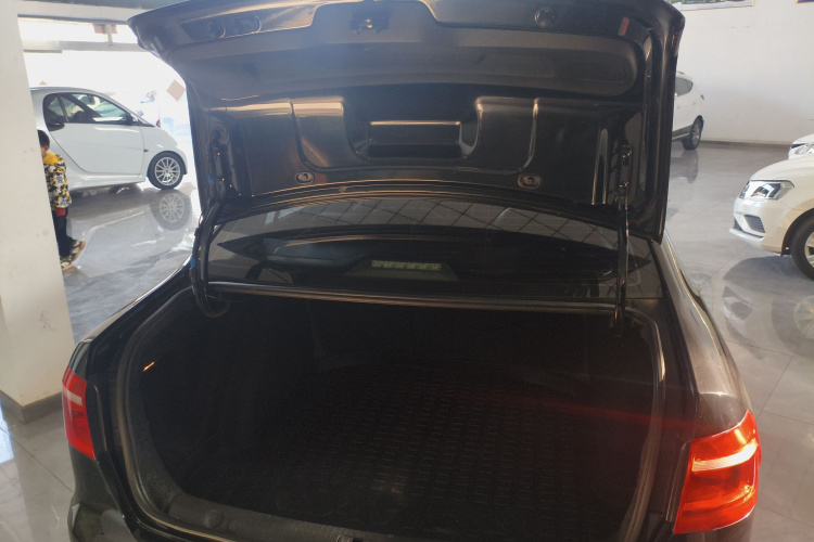 大众 朗逸 2013款 改款 1.4TSI 手动舒适版机舱底盘23