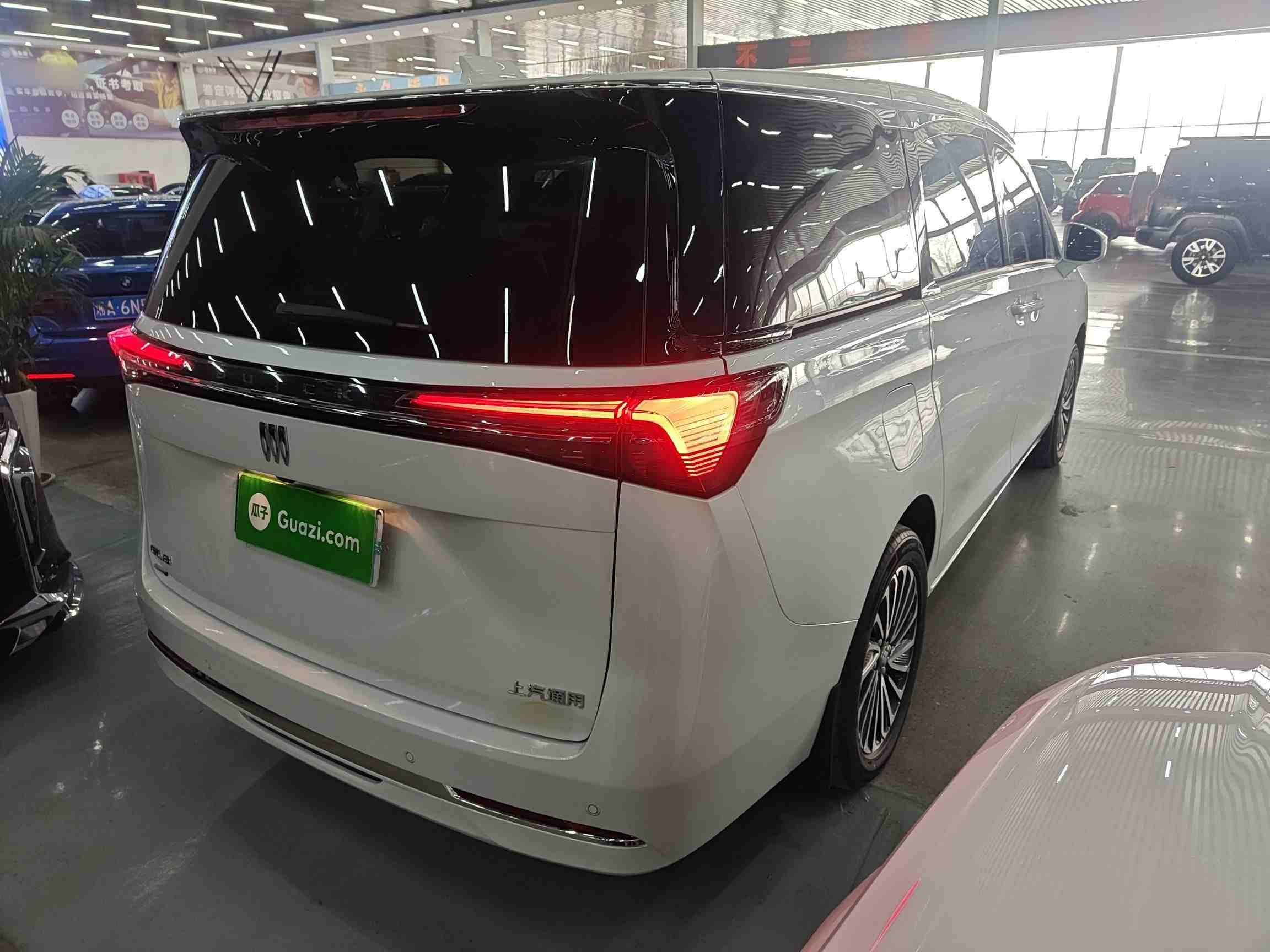 车辆右后45度外观