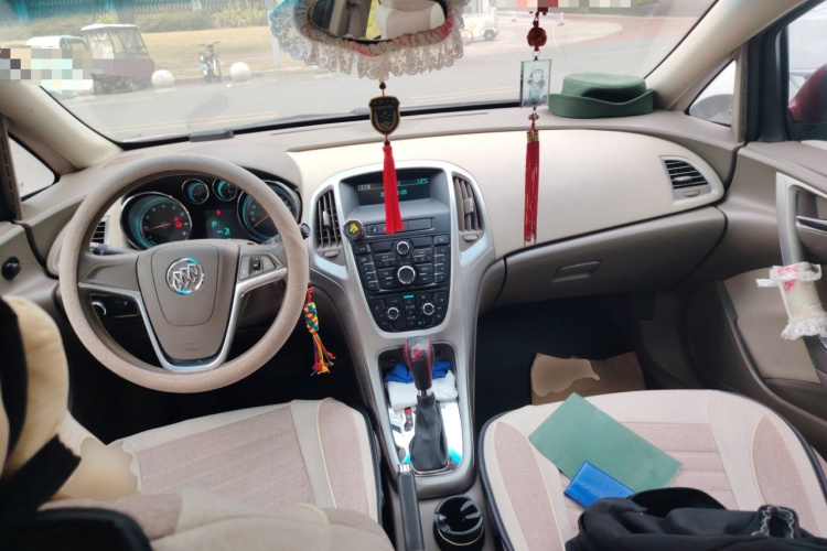 别克 英朗 2013款 GT 1.6L 自动时尚版中控内饰12