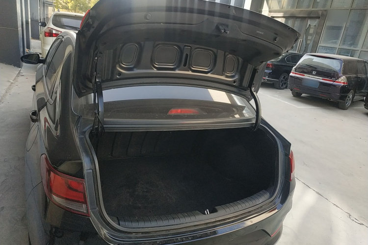 现代 悦动 2020款 1.6L 自动GL悦目版机舱底盘23