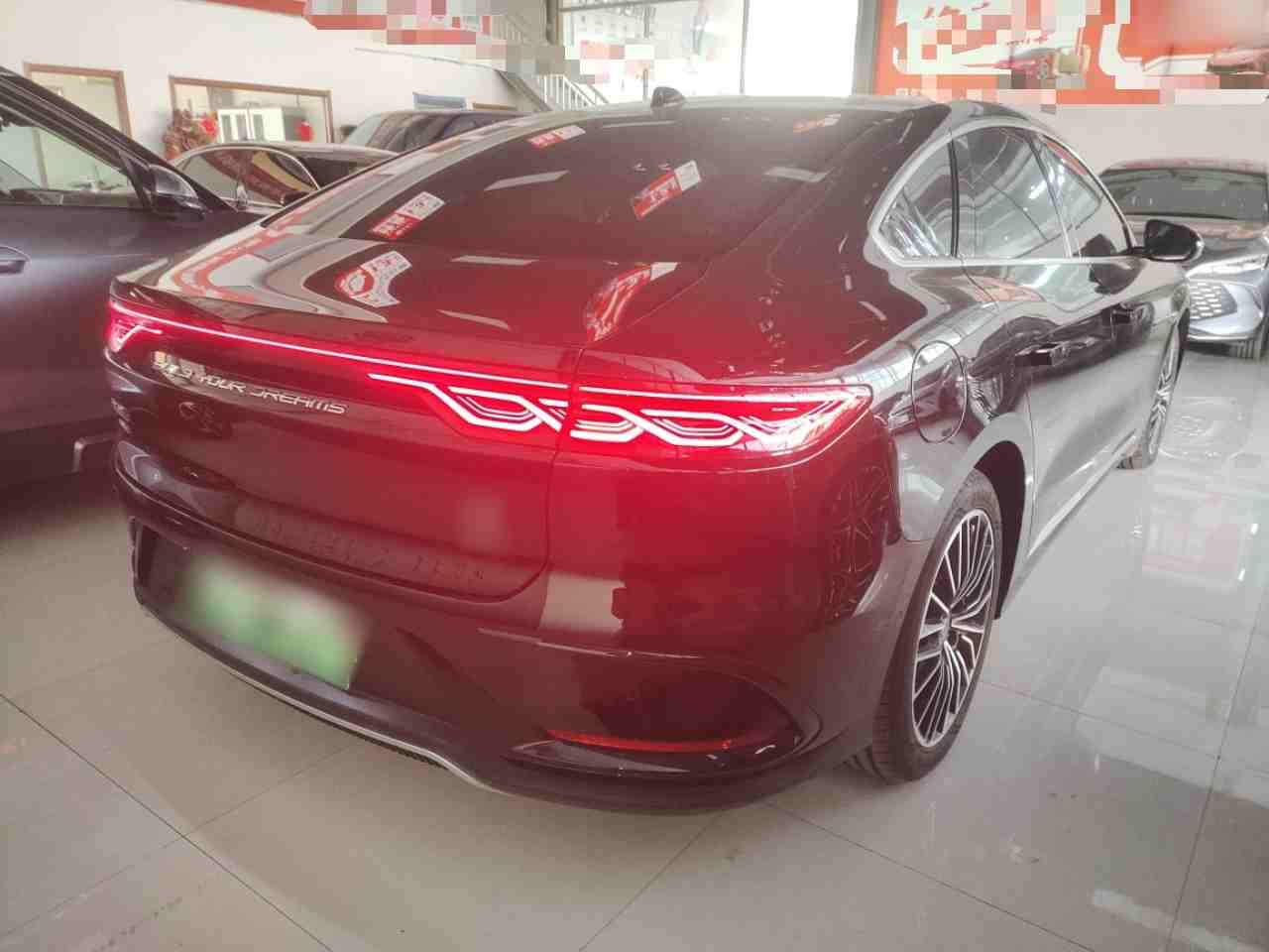 车辆右后45度视角整体外观