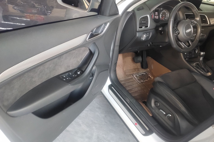 奥迪Q3 2017款 35 TFSI 运动型中控内饰20