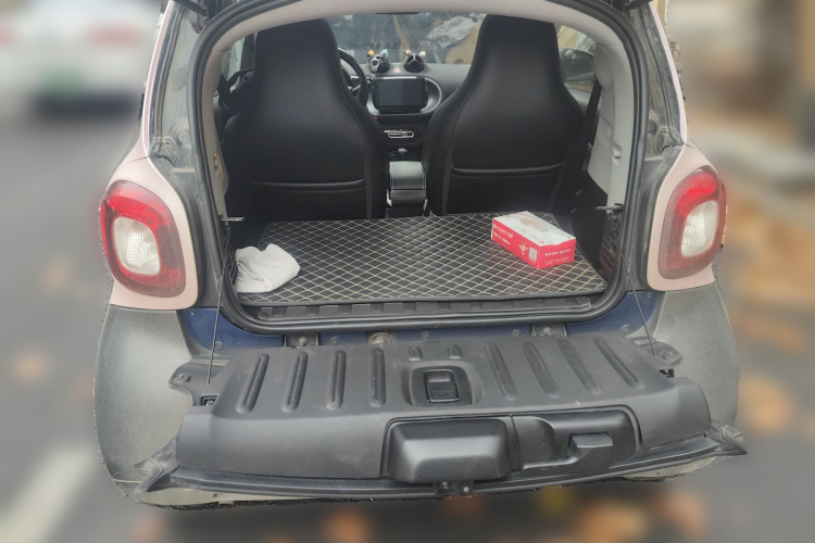 smart fortwo 2018款 0.9T 66千瓦硬顶先锋版 国V中控内饰23