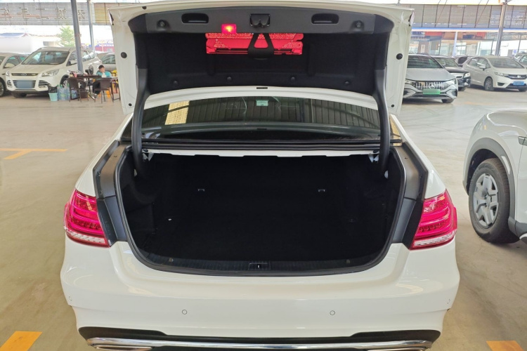 奔驰E级 2014款 改款 E 300 L 运动型局部细节23