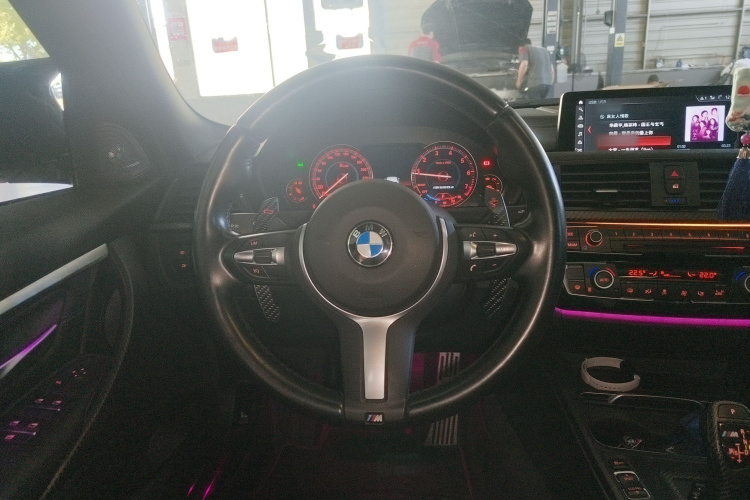 宝马3系 2019款 320i M运动曜夜版中控内饰13