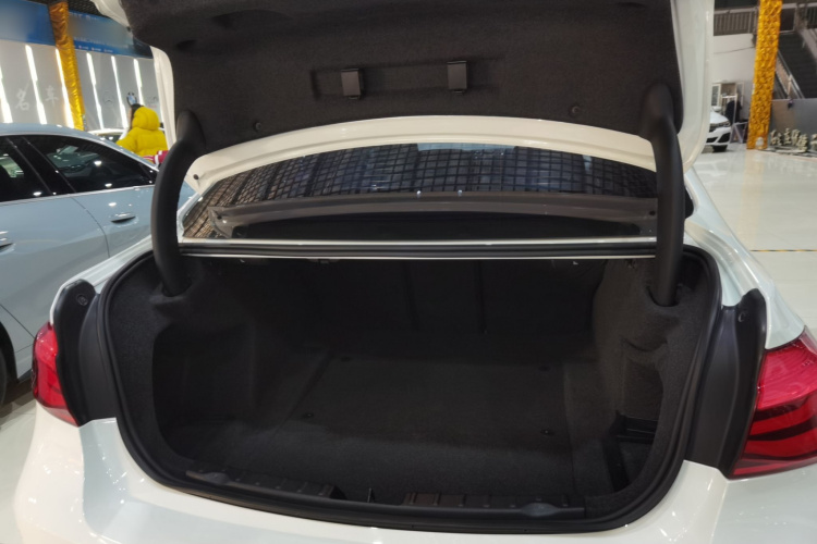 宝马3系 2018款 320Li 领先型M运动套装机舱底盘23