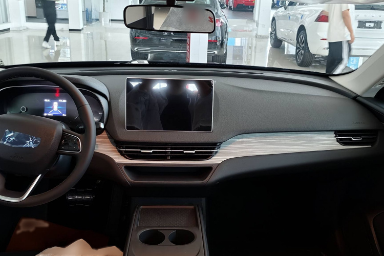 红旗E-QM5 2025款 500km 出行版中控内饰7001