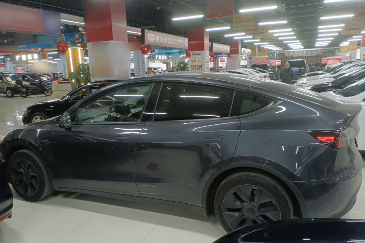 特斯拉 Model Y 2024款 后轮驱动版车身外观4