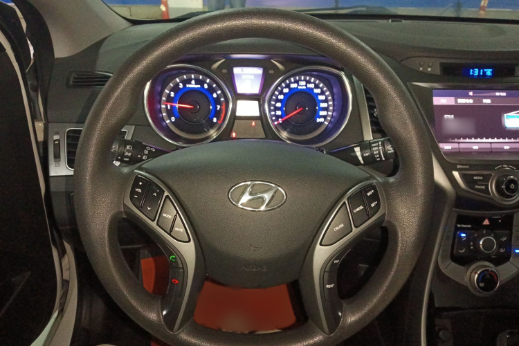 现代 朗动 2016款 1.6L 自动尊贵型局部细节13