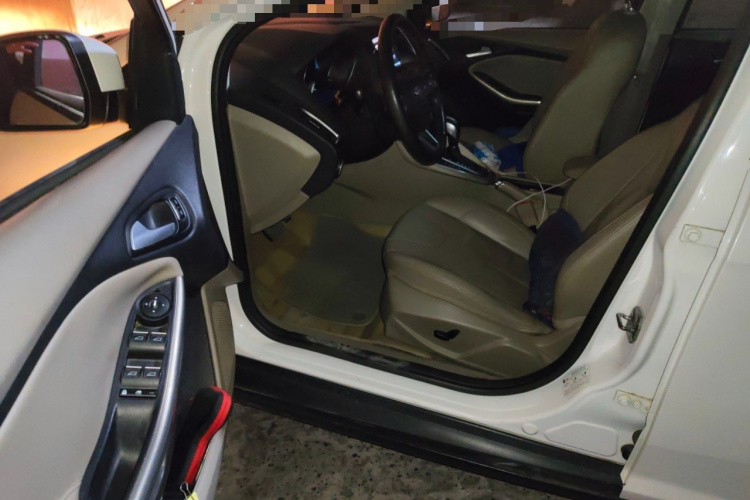 福特 福克斯 2015款 三厢 EcoBoost 180 自动旗舰型中控内饰7003