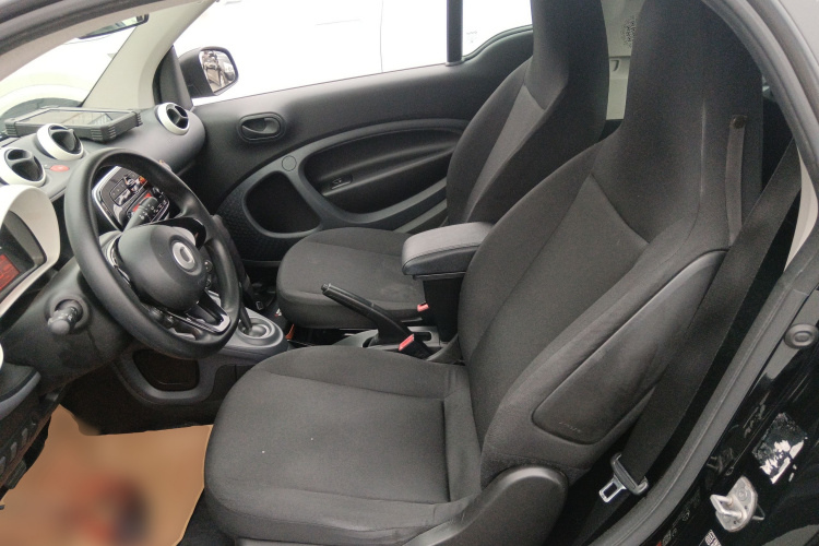 smart fortwo 2018款 1.0L 52千瓦硬顶灵动版 国V中控内饰7004