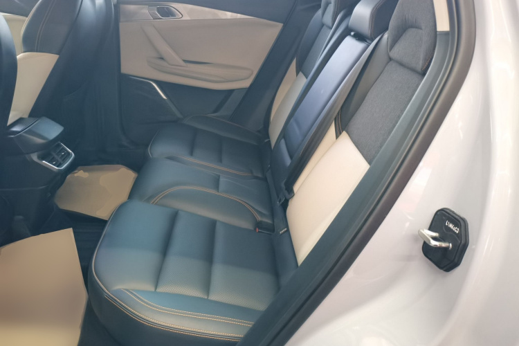 领克06 EM-P 2022款 PHEV 84KM续航版 Pro中控内饰7004