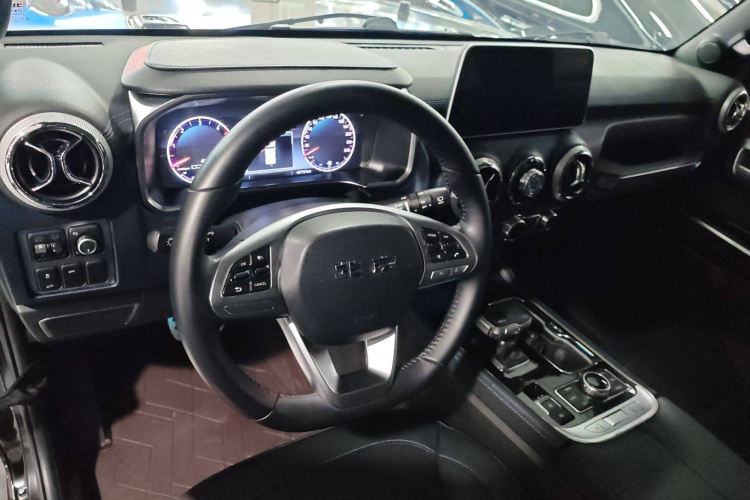 北京BJ40 2023款 2.0D 自动四驱刀锋英雄版侠客型中控内饰7003