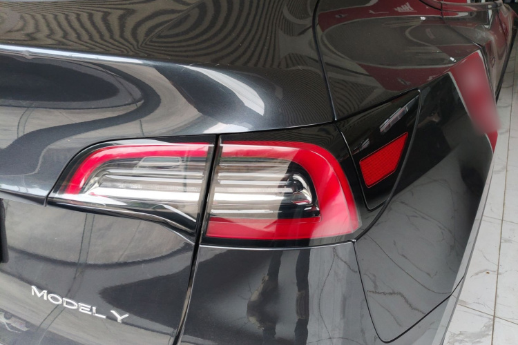 特斯拉 Model Y 2024款 长续航全轮驱动版车身外观9