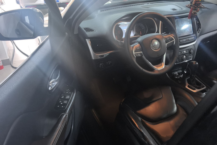 Jeep 自由光 2016款 2.4L 专业智能版中控内饰20