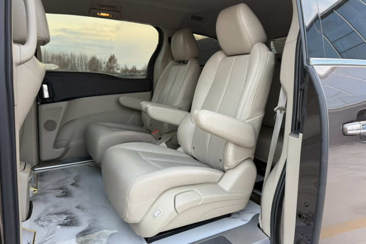 别克GL8 2017款 25S 豪华型 国V中控内饰7006