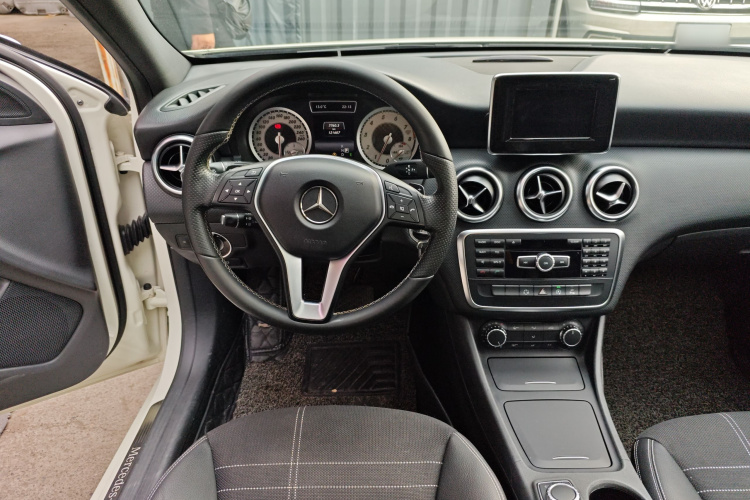 奔驰A级(进口) 2015款 A 200 时尚型局部细节13