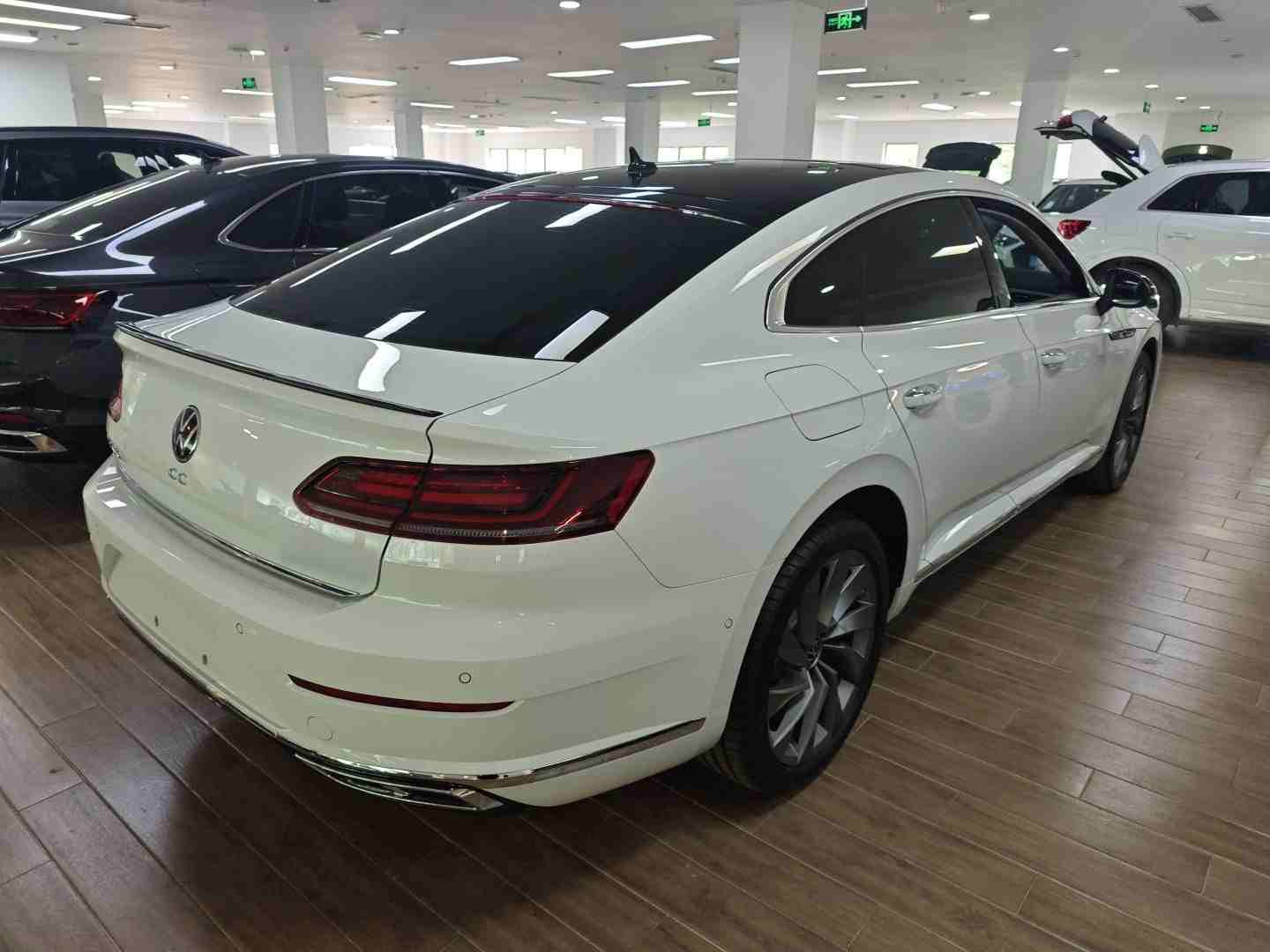车辆右后45度外观展示