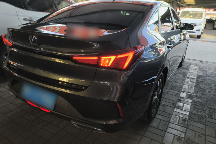 长安 逸动 2022款 PLUS 1.6L GDI CVT豪华型车身外观7