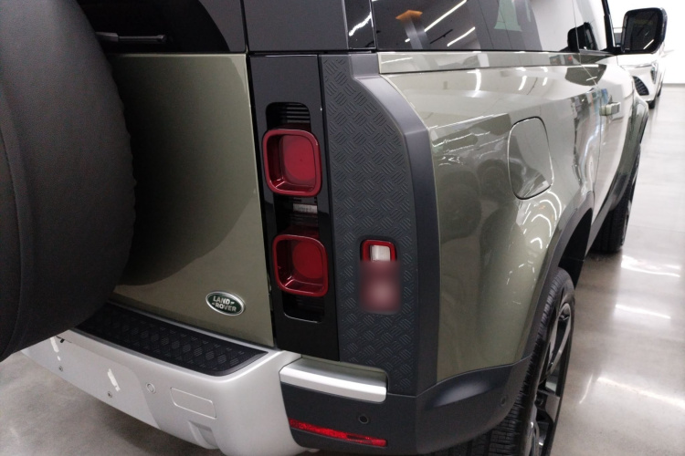 路虎卫士 2023款 90 3.0T P400 暗黑特别版车身外观9