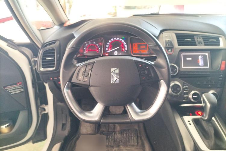 DS 5 2015款 1.6T 雅致版THP160局部细节13