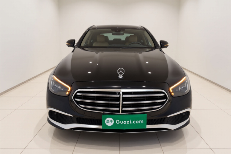 奔驰E级 2021款 改款 E 300 L 运动时尚型车身外观2