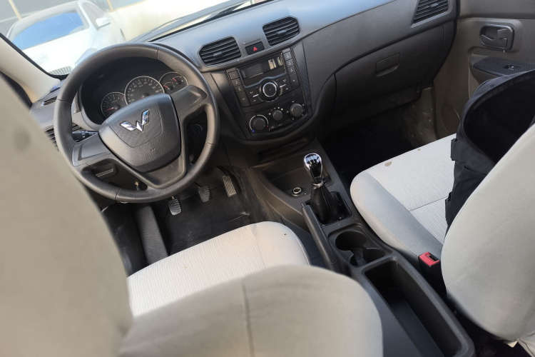 五菱汽车 五菱宏光 2015款 1.2L S 基本型国IV中控内饰7002