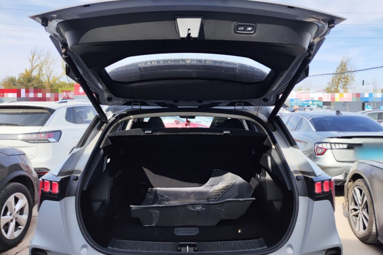 领克06 EM-P 2023款 1.5T Remix PHEV Pro机舱底盘23