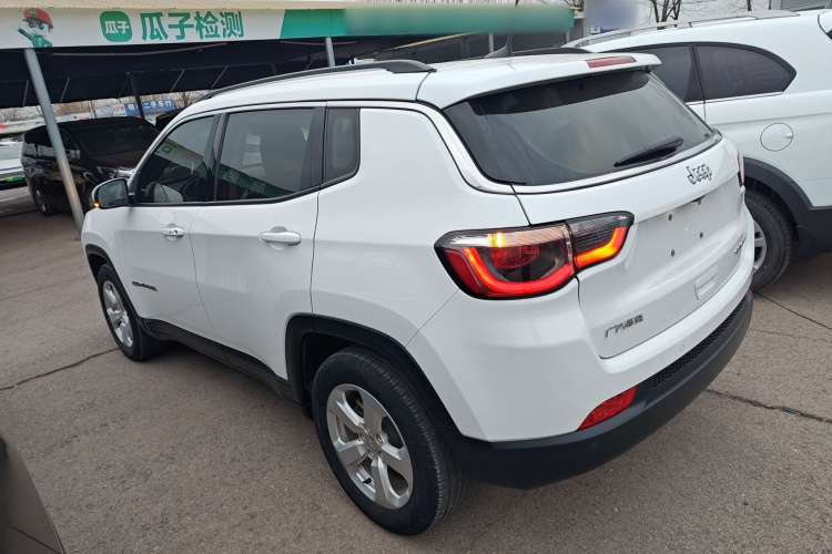 Jeep 指南者 2020款 220T 自动精英版车身外观4